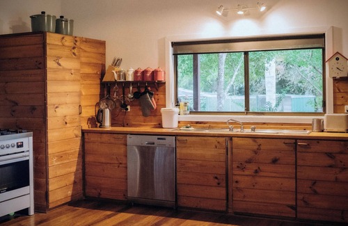 Topi Topi House | Peaceful escape with stunning views & sauna. Nr Seal Rocks. Pets okay.