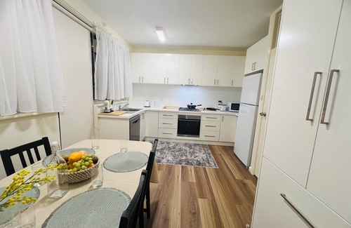 Camberwell Apartment | Peaceful family-friendly 2-bedroom apartment in Camberwell.