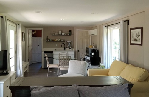 Wallingford Apartment | Peaceful farm area, on the reservoir, near vineyards