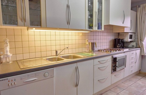 Neucy House | Peaceful Garden Home, Chevron