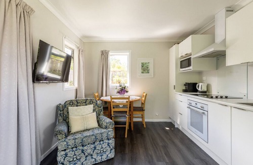 Carterton Cottage | Peaceful garden setting, boutique style cottage, full kitchen, sep bedroom.
