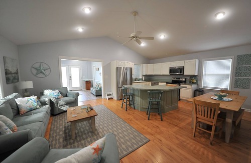 Rock Hall Cottage | Peaceful getaway convenient to local amenities including beach, boating & food
