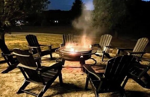 Greenbrier House | Peaceful Green Acres - Pool, Firepit, Movie Room & Moren25 miles to Nashville