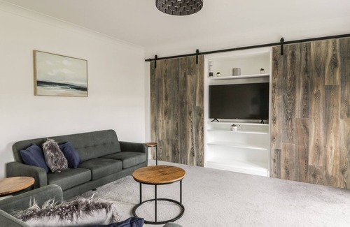Irvine Apartment | PEACEFUL HARBOURSIDE FLAT, family friendly in Irvine