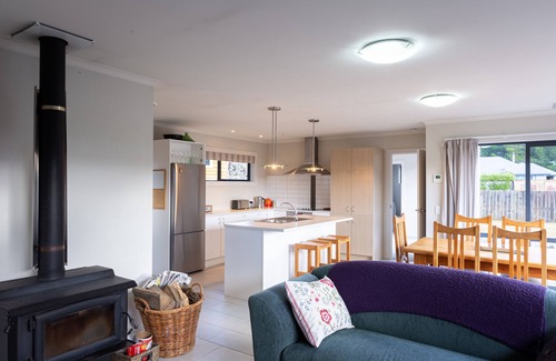 Lake Hawea House | Peaceful Hawea Escape - 700m from the lake