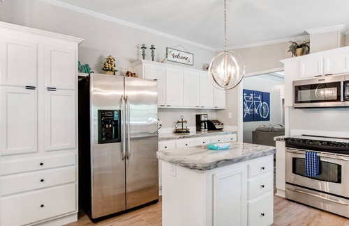 Mauston House | Peaceful home w/3 seasons clubhouse - 1/2 mile from Castle Rock Lake, 2 dogs OK