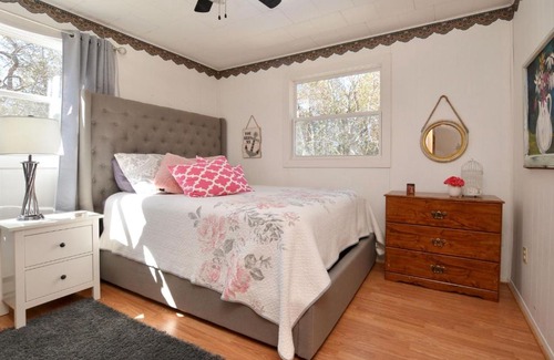 Springfield House | Peaceful Lakefront Cottage