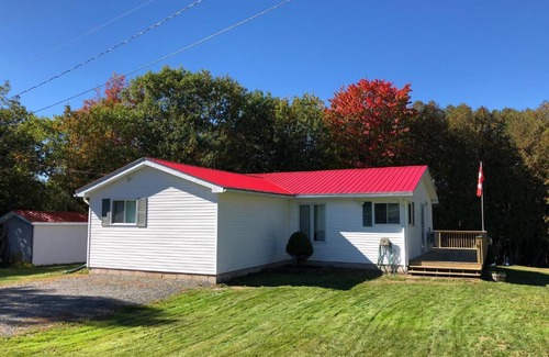 Springfield House | Peaceful Lakefront Cottage