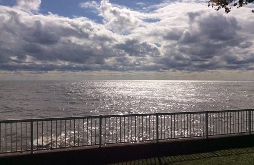 Town of Essex House | Peaceful Lakefront Cottage~Clean & Comfortable, BBQ, FirePit, nr wineries beach
