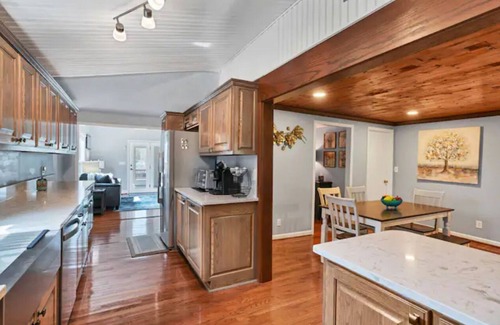 New London House | Peaceful Lakefront Retreat: private dock, deck, arcade and more!