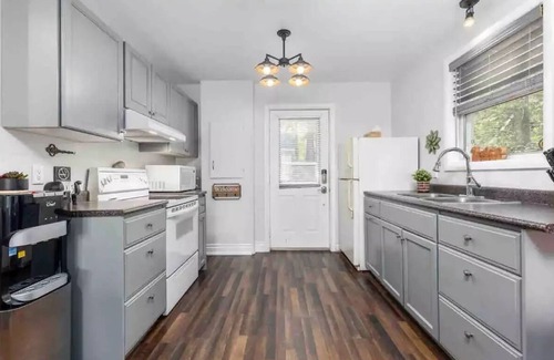 Wollaston House | Peaceful lakeside paradise on desirable Peter Lake
