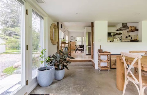 Lewisboro House | Peaceful Light-Filled Guesthouse 1 Hour From NYC