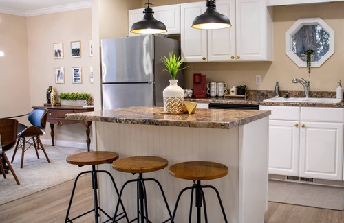 Prairie Creek Apartment | Peaceful Modern Lakeside Condo 3 BR + Laundry Unit