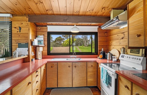 Surfdale Cottage | Peaceful Picnic Bay - Surfdale Holiday Home