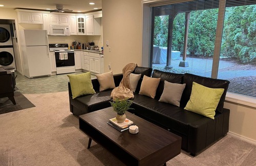 Education Hill Apartment | Peaceful place mins to downtown with workspace and kitchen