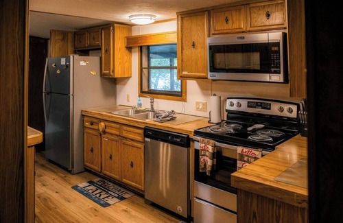 Oxford House | Peaceful Point- 3bed2bath Waterfront Lakehouse w/Private Pier and Boats!