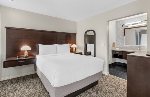 Chatsworth Hotel | Peaceful Retreat Near Van Nuys Golf Course w/Poolside Views - 4 Units