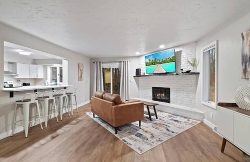 Hobart House | Peaceful Retreat - Wooded Lot - Spacious and Comfy