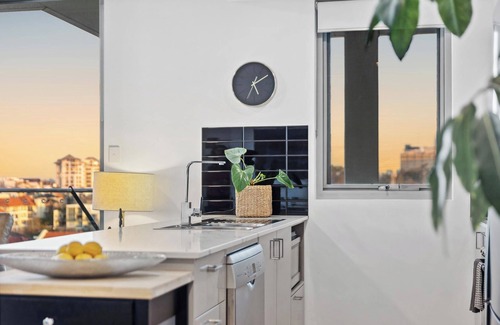 East Perth Apartment | Peaceful Sanctuary with Panoramic Views near Optus Stadium