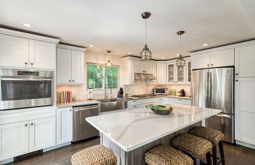 Monterey House | Peaceful Ski & Lake Retreat – Close to 2 Ski Mountains, 5-Min Walk to Beach
