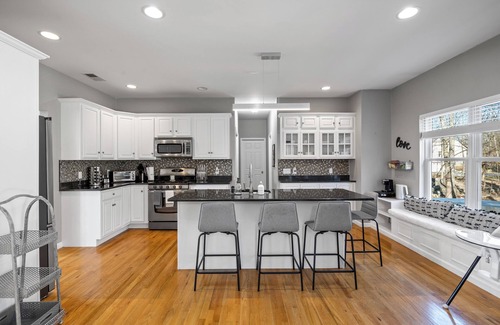 Monroe House | Peaceful & Spacious 5-bedroom home with pool