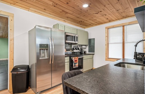 Crossville Cabin | Peaceful, Spacious, Charming 4-bedroom cabin fully equipped