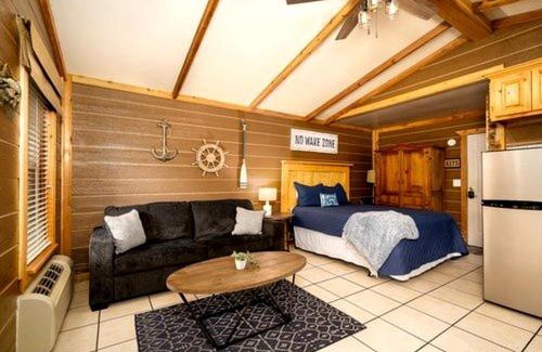 Cleora House | Peaceful Spacious Studio Cabin in Afton, Oklahoma