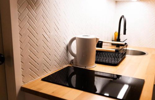 Shailer Park Apartment | Peaceful Studio Close to shops, motorway, national forest & koalas!
