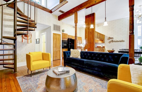 Southtown House | Peaceful & sunlit Historic King William retreat with large yard & community pool