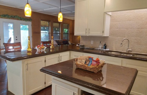 Victoria House | Peaceful Victoria Home ,7min from Downtown , EV Charger