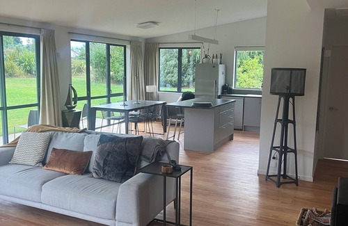 Lake Hawea House | Peaceful warm and sunny beautifully furnished half an acre 7 mins walk to lake