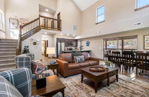 Hollister House | Peaceful Water View-Cozy Cabin-Free Daily Tickets-Near Table Rock-Pvt Hot Tub