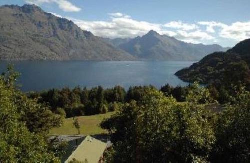 Sunshine Bay House | Peaceful with great views and handy to town