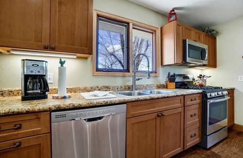 Fruita House | Peach House III: Dog Friendly & Stocked Kitchen!