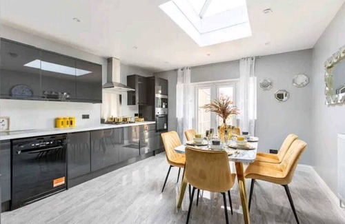Hylands House | Peacock Luxury Accommodation Suitable for Large Bookings Such As Contractors