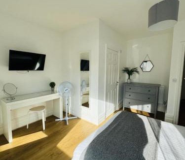 Gorleston-on-Sea House | Pearl House - Delightful 3-4 Bedroom Coastal Getaway
