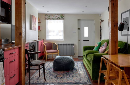 Farnham Cottage | Pearl's 2 Bedroom Cottage Classic with Private Bathroom