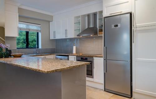 Simondium Villa | Pearl Valley family golf lodge on nature lake with mountain views