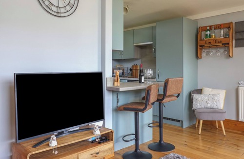Seaton Cottage | PEBBLE BEACH CHALET, pet friendly, with a garden in Seaton, Devon