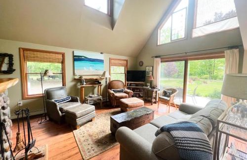 Suttons Bay House | Peek of the Bay