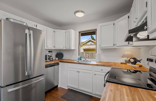 Issue House | Pegs Pearl - 1 mile to beach, deck, grill, firepit, WiFi