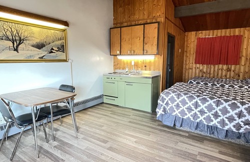 Entwistle Hotel | Pembina River Inn