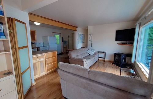 Pender Island Cottage | Pender Island Oceanfront Cottage with Private Beach Access & Awesome Sunsets