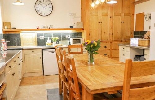 Penmaenmawr House | PENHOLM, pet friendly, country holiday cottage in Penmaenmawr
