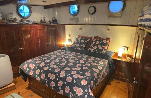 Aigues-Mortes Boat Rental | Peniche Saul Nomad