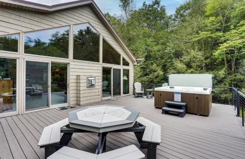 Belleville House | Pennsylvania Cabin Hideaway Hot Tub and Deck!