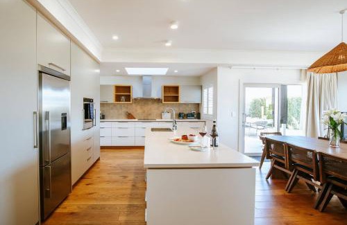 Wanaka House | Penshurst - Lake & Mountain Views - Sleeps 10