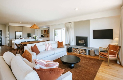 Wanaka House | Penshurst | Lake views | Hot tub