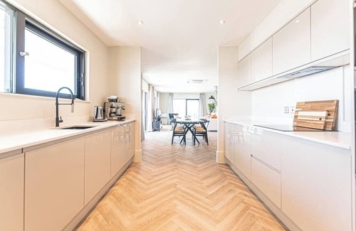 The Docks Apartment | Penthouse, 3 Bedrooms, with Balcony