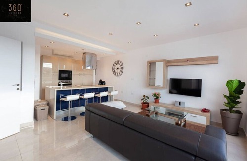 Tal-Ghoqod Apartment | Penthouse + BBQ Kitchen Island & Massive living